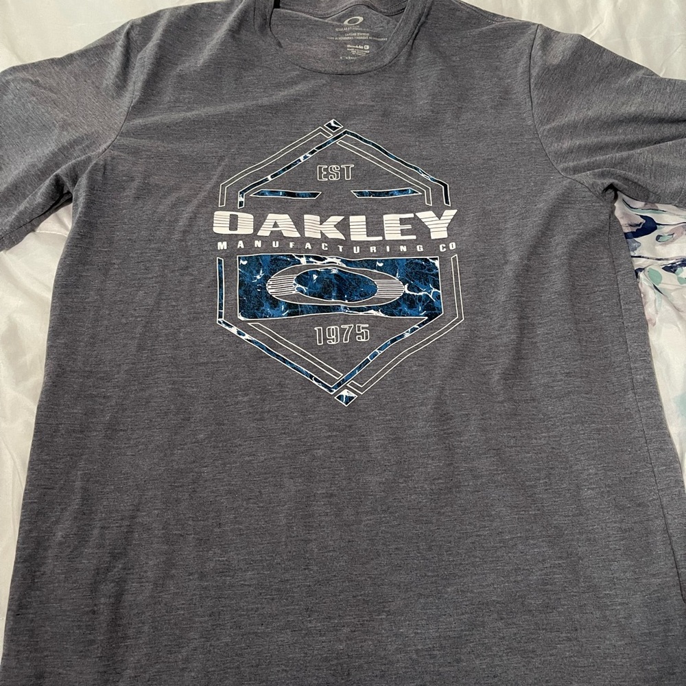 Oakley t shirt